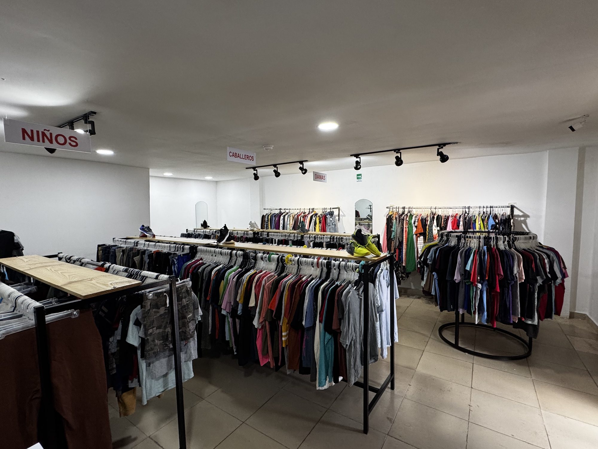 Percheros con ropa americana de marca en Ruta Norte