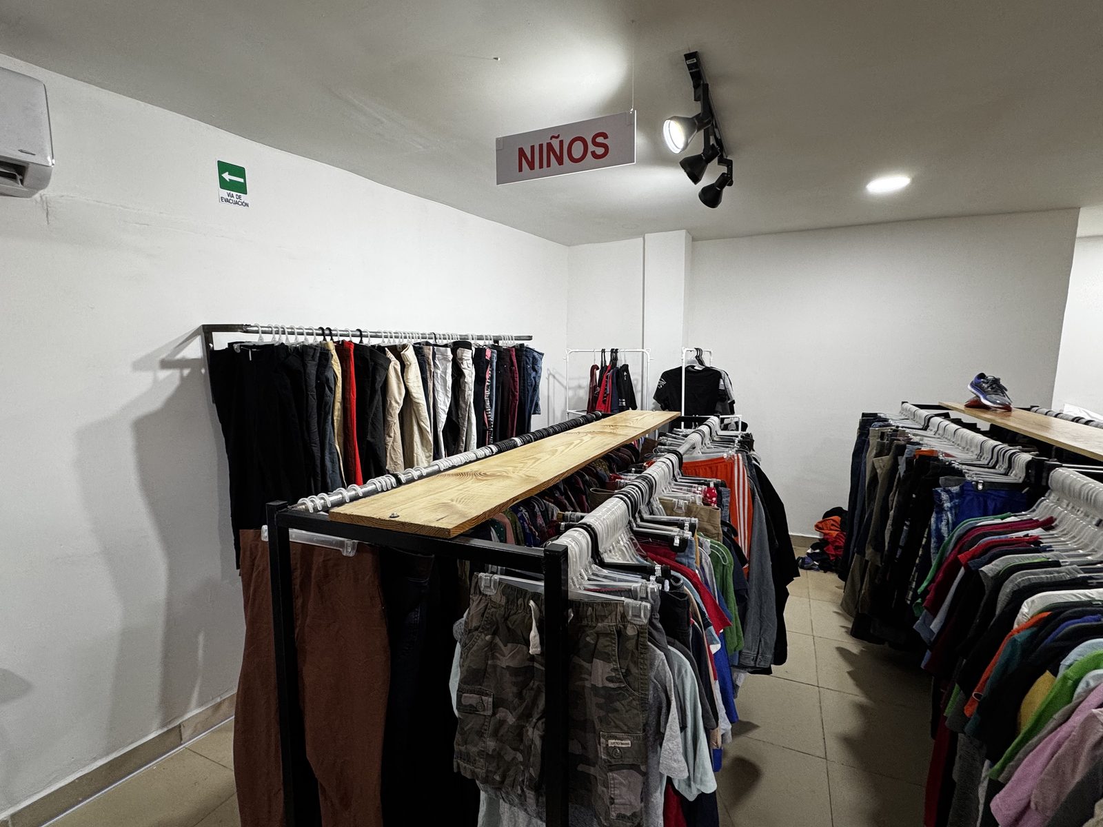 Sección de ropa de niños y bebés en Ruta Norte